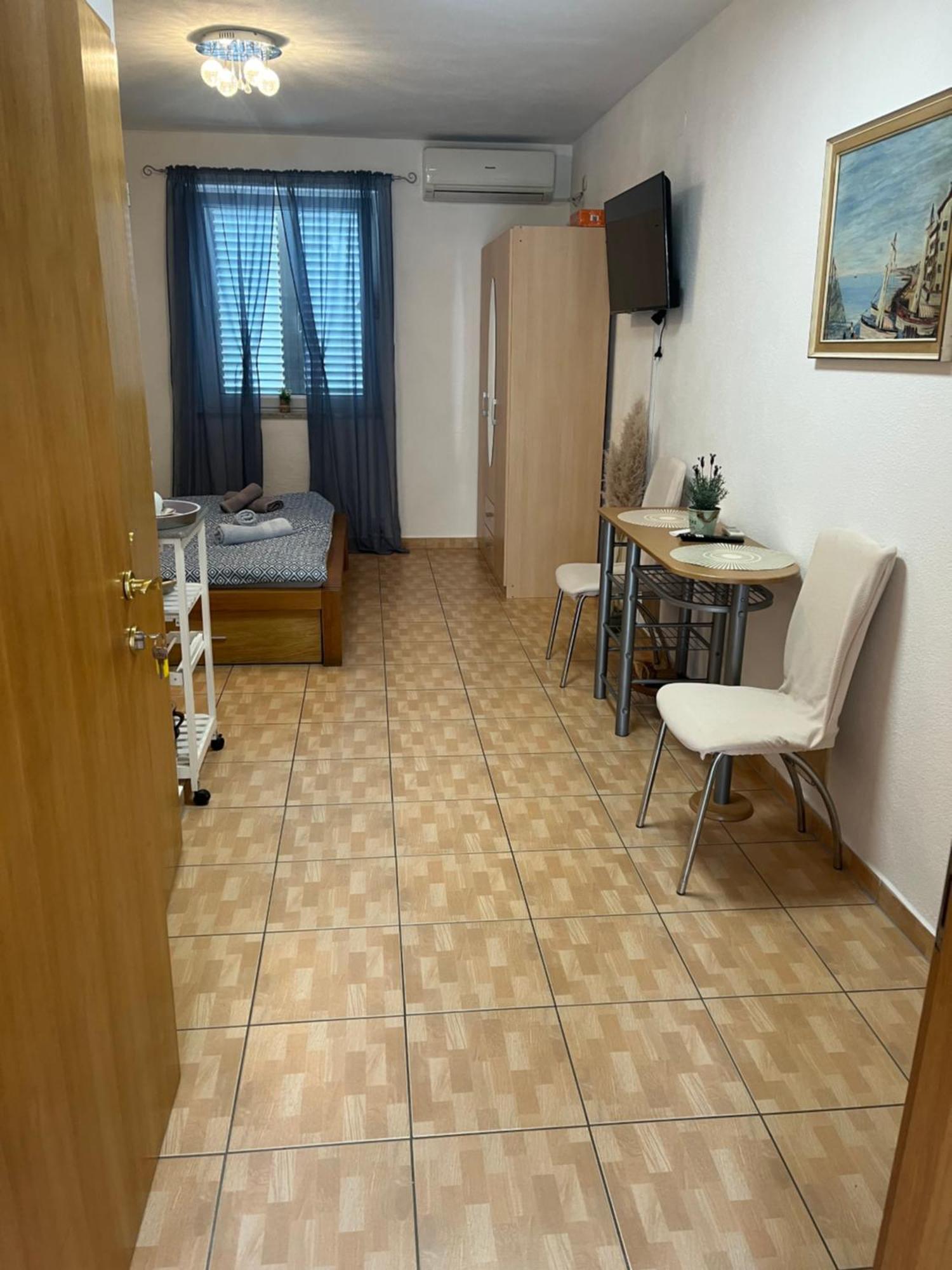 Apartments Marija Малинска Экстерьер фото