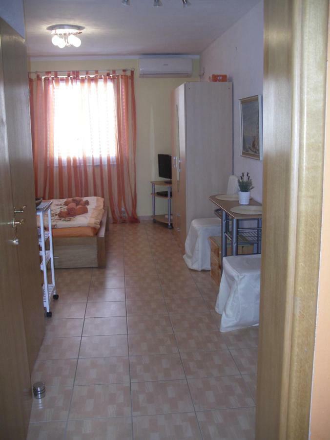 Apartments Marija Малинска Экстерьер фото